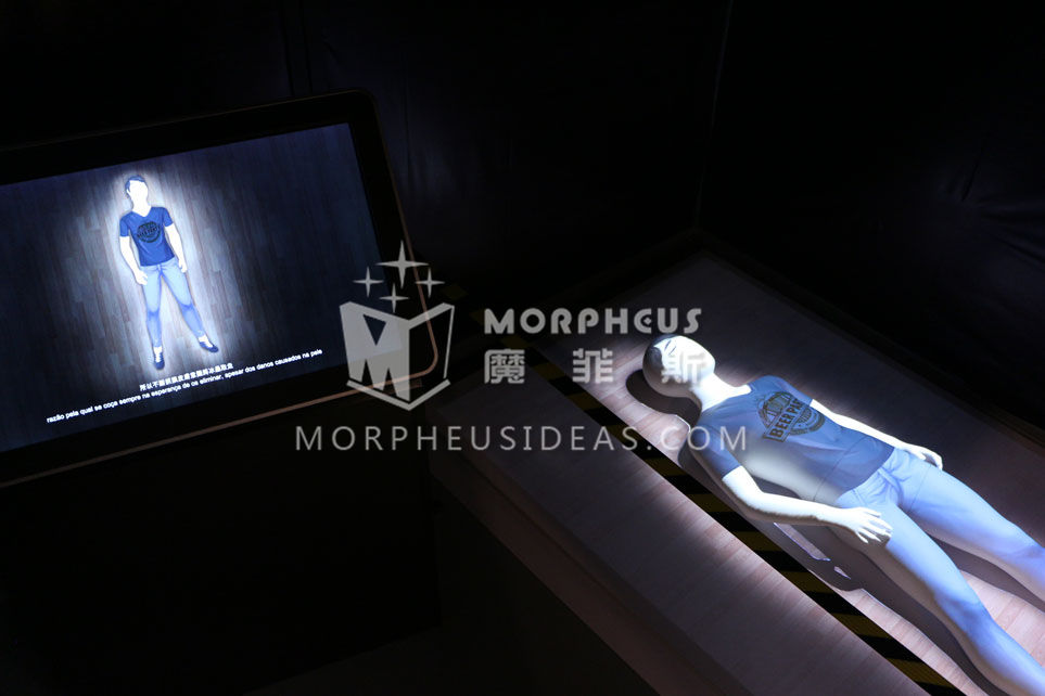 觸摸荧幕上的場景投影在白色人體模型，清晰展現，代入感更强