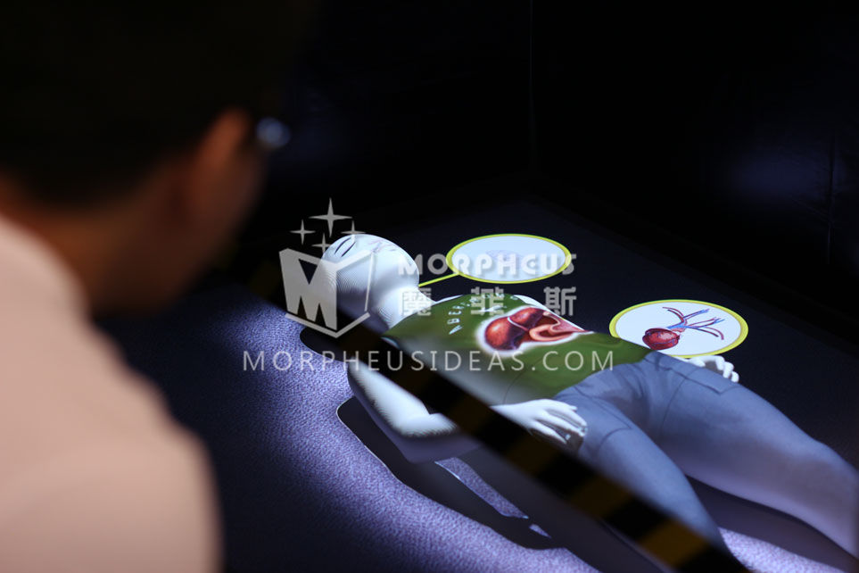 真實還原現場，可在隔離帶邊上近距離觀察