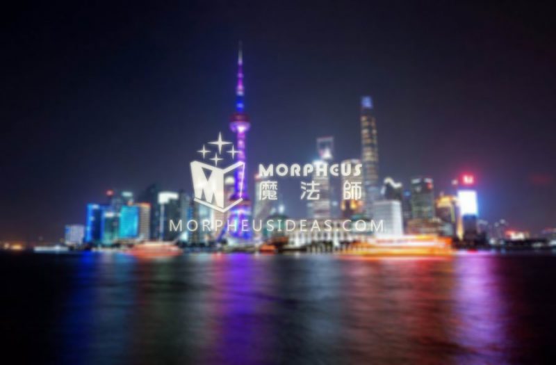 走在黄浦江畔，穿梭于光与迷雾之中