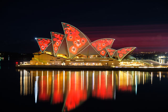 悉尼歌劇院在“排燈節”和“國殤紀念日“期間煥然一新